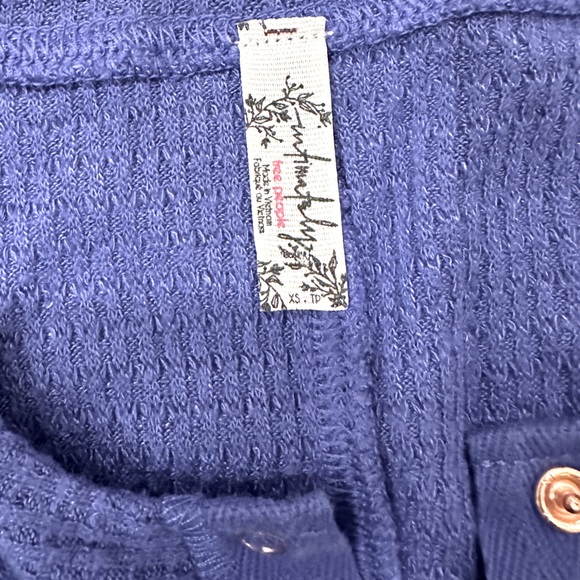 Women’s Free People long sleeve with buttons - Picture 3 of 3